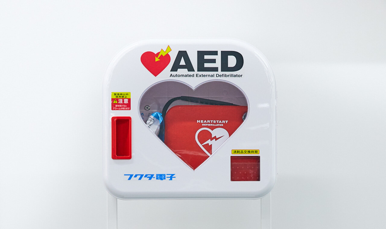 AED（⾃動体外式除細動器）